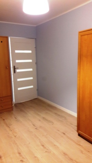 Pokój - montaż drzwi, panele, szpachlowanie, malowanie ścian i sufitu