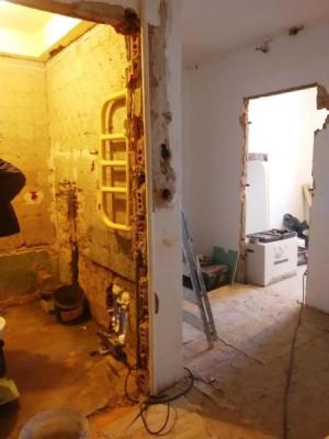 Łazienka i korytarzo-kuchenka w trakcie remontu